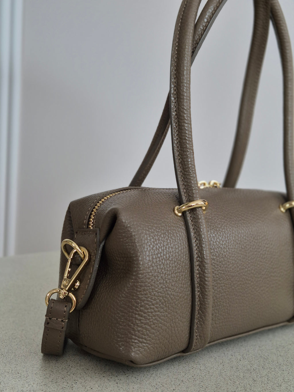 Skórzana torebka baguette mini dark taupe z długim paskiem