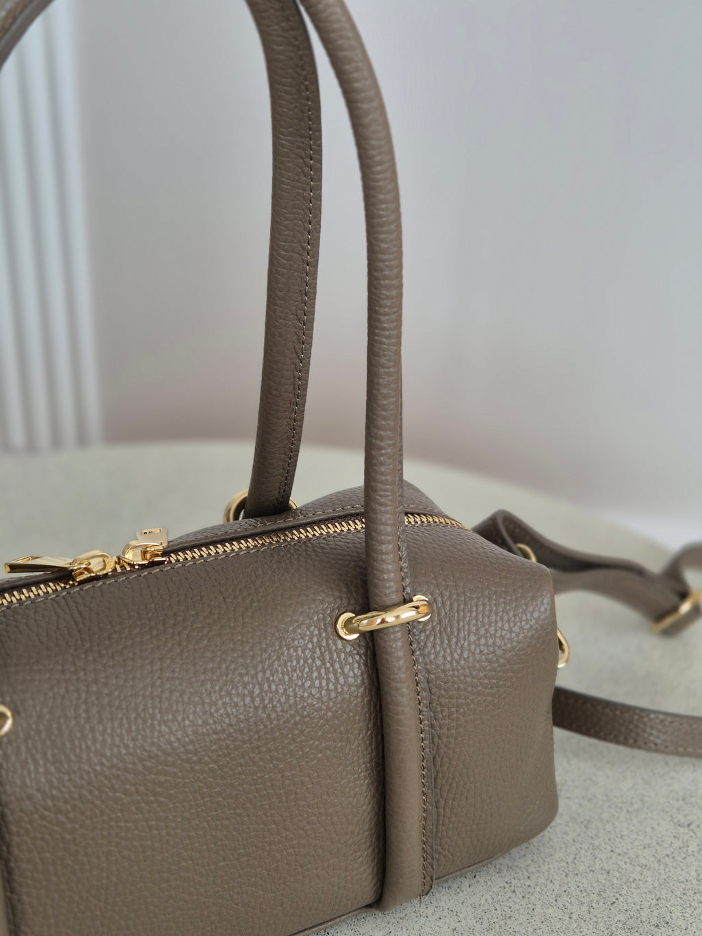 Skórzana torebka baguette mini dark taupe z długim paskiem
